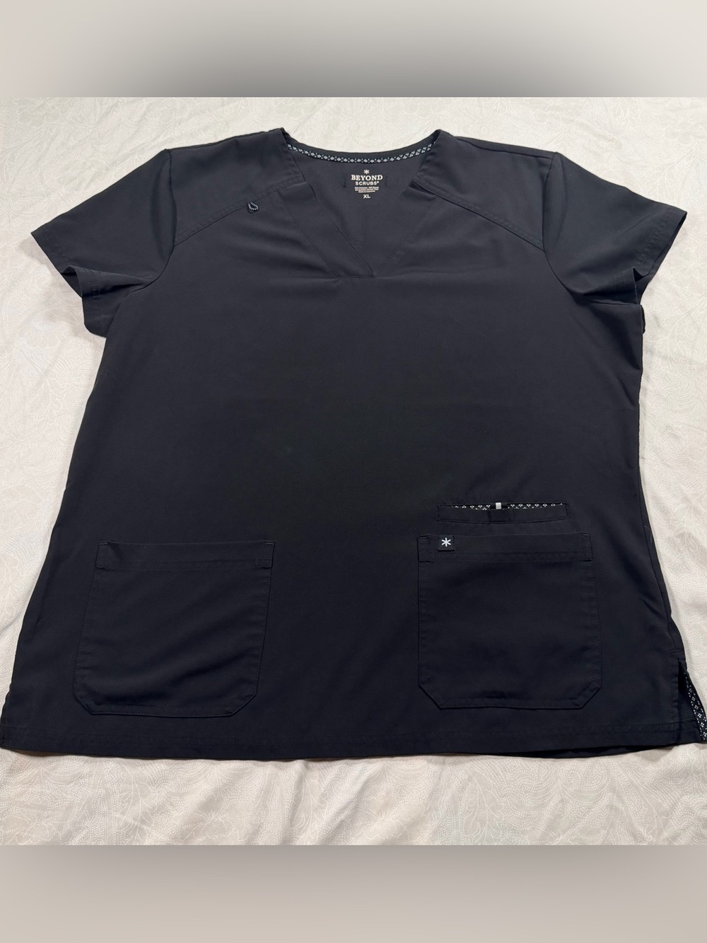Beyond Scrubs Black Stretch Scrub Top XL V-Neck Medical Uniform
